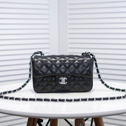 Chanel Lamb skin chain crossbody bag with sliver hardware 1116 SIZE: 20*14*7cm/25.5*16*6.5cm/30*18*8cm