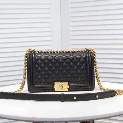 Chanel Lamb skin chain crossbody bag with gold hardware size: 25*15*9cm