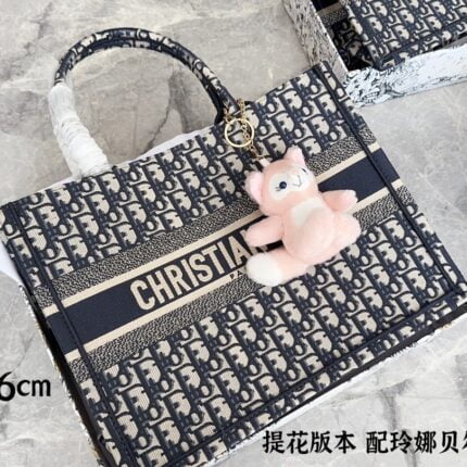 Dior presbyopia embroidery tote size L: 42 * 35* 18.5 cm  M: 36 * 27.5* 16.5 cm  S：26cm mini：20cm