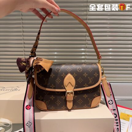 Louis Vuitton / LV 𝐃𝐢𝐚𝐧𝐞 M45985 size: 25.0*9.0*15.0cm